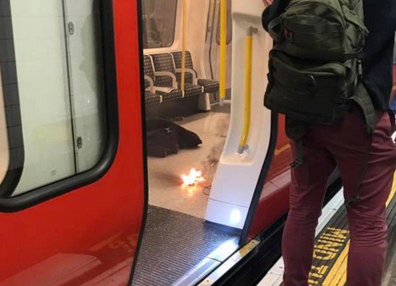 伦敦警方:地铁上燃烧的不明爆炸物为手机充电器