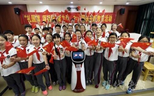 “快宝”首次带着国旗进校园，人气爆棚