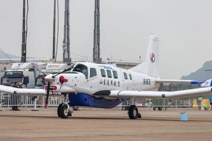 图片：中国山东通用航空的P750轻型飞机。注意P750上层是搭乘10人的客舱，下层是载重454公斤独立的货舱。