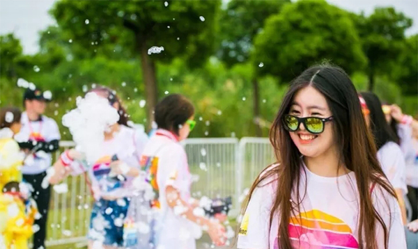 什么跑赛能让牙都变绿了,暴雨挡不住全球最欢