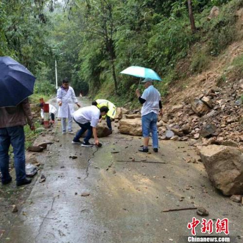 图为陕西岚皋县普降大雨,山洪、泥石流叠加致一些中央交通、电力、通讯中止。岚皋县官方供图