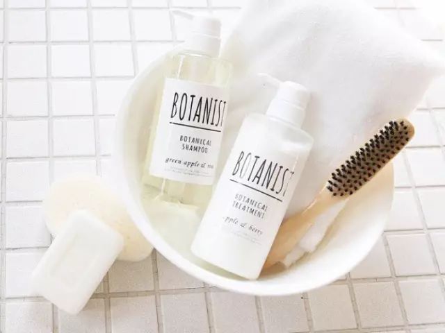 男生摸女生头发,90%是因为喜欢她