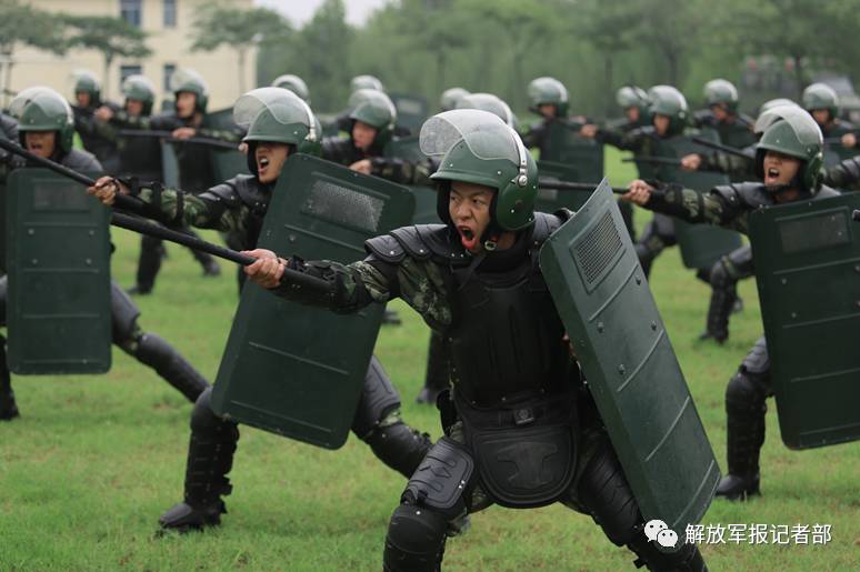 警棍盾牌操. 蓝惟东摄