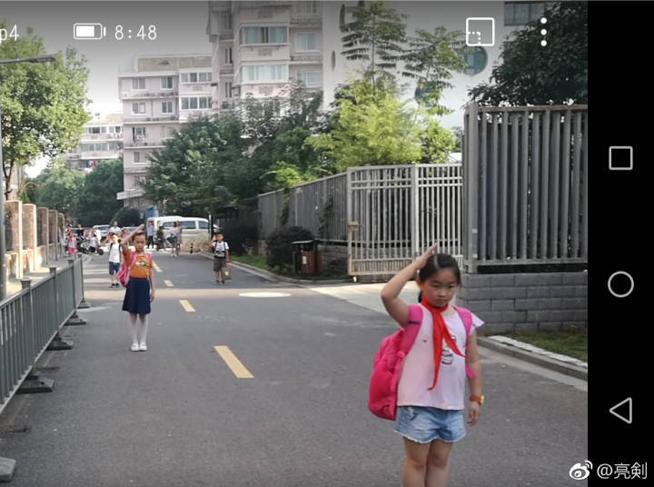 宁波四眼碶小学这张照片火了 国歌一响全体小学生止步敬礼</dd>
          <dd class=