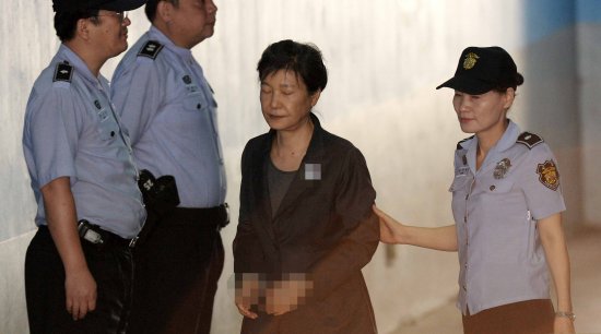 26日，朴槿惠受审时身子佝偻，双眼紧闭