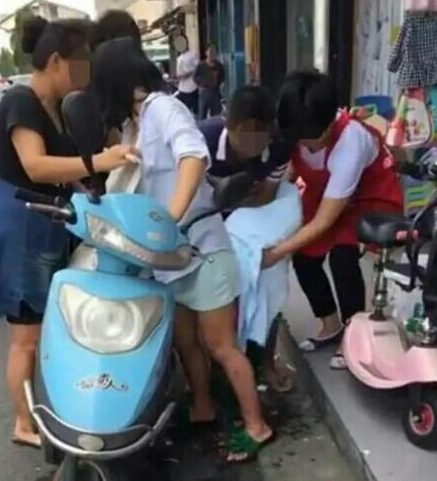 孕妇骑车淡定产子 别人生孩子为什么这么轻松