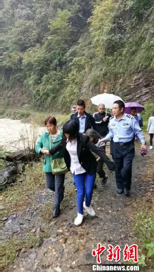 图为陕西岚皋县普降大雨,民众撤离受要挟区域。岚皋县官方供图