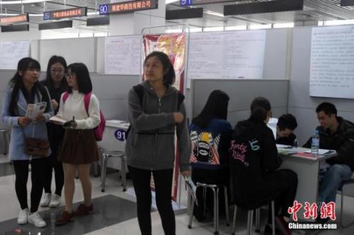 资料图:女性就业创业专场招聘会吸引了许多女大中专结业生、农村进城务工妇女和城镇下岗失业妇女前往应聘求职。 张斌 摄