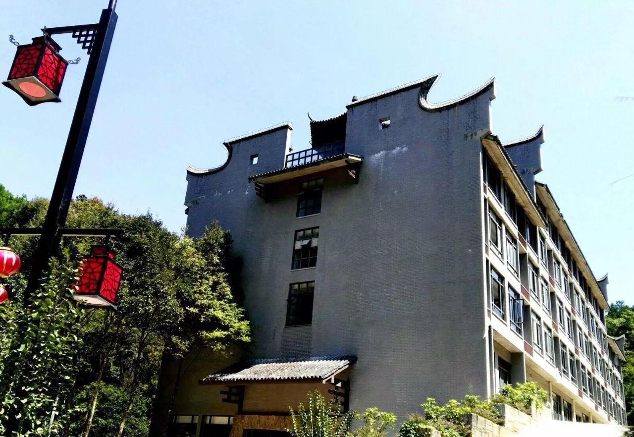 不过目前皇帝洞景区内还不具备餐饮条件,现有的餐饮地状元楼正在进行