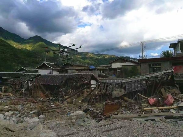 ▲资料图片:四川九寨沟发生地震后,大疆支持团队与中国地震应急搜救中心工作人员组成无人机小组,对九寨沟县上四寨村等地进行航拍。(图片源于网络)