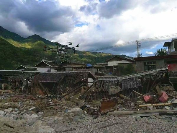 ▲资料图片：四川九寨沟发生地震后，大疆支持团队与中国地震应急搜救中心工作人员组成无人机小组，对九寨沟县上四寨村等地进行航拍。（图片源于网络）