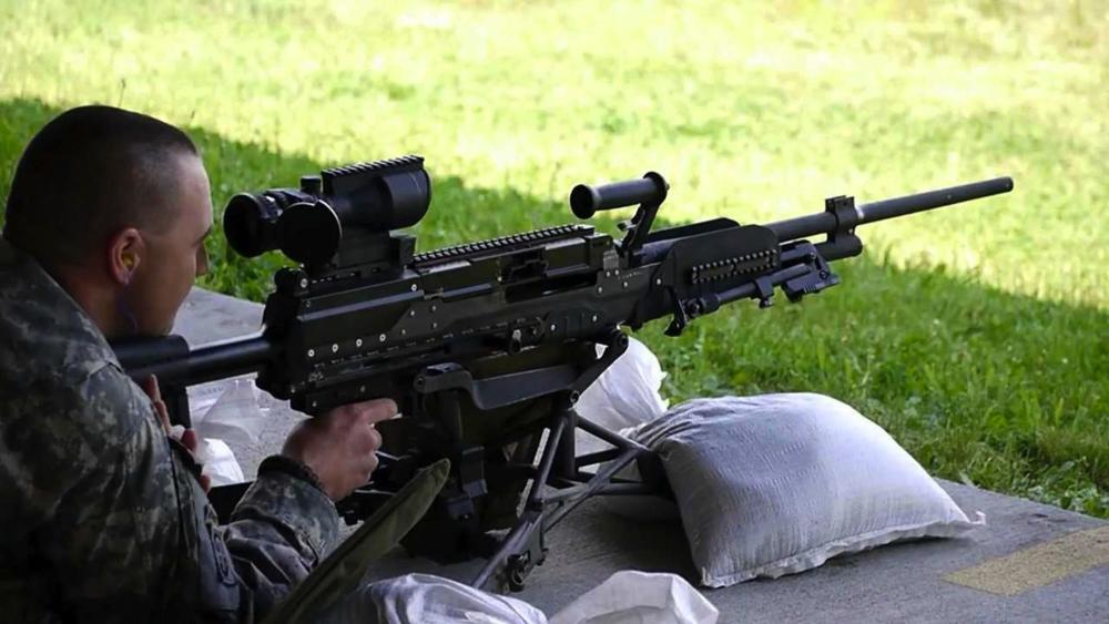 LWMMG在一公里外的威力比M240在枪口还大