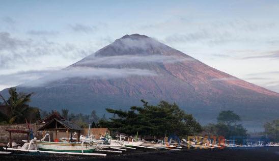长假旅游计划要黄?巴厘岛火山喷发在即5万人