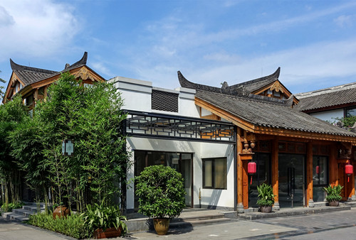 简介 川派:川西建筑,核心词为"逸",讲究"天人合一",讲究外形上的寓意