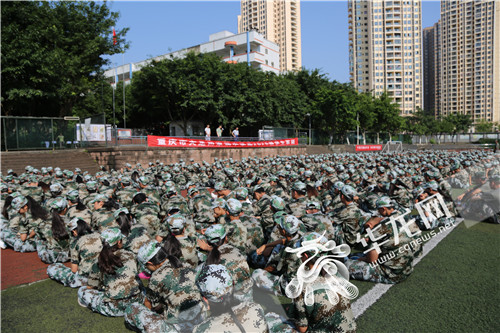 重庆大足:田家炳中学900余名入学新生齐学消防