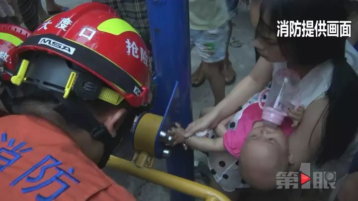 Cảnh báo: Bé 2 tuổi đứt gân và động mạch tay, phải khâu 20 mũi vì những vật quen thuộc tại khu chung cư - Ảnh 4. Cảnh báo: Bé 2 tuổi đứt gân và động mạch tay, phải khâu 20 mũi vì những vật quen thuộc tại khu chung cư - Ảnh 4.