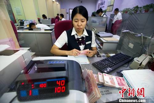 山西太原，银行工作人员正在清点货币。中新社记者 张云 摄