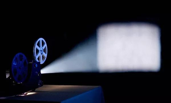 【思客】你看电影时被迫看广告了吗?有人为此