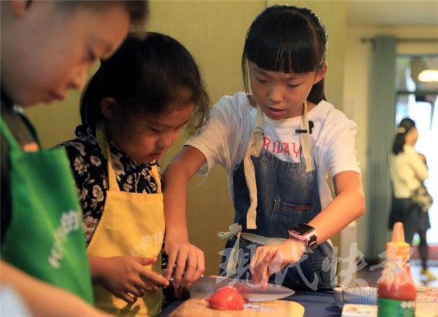 10岁小姑娘开美食培训班,她做的炒饭孟非都夸
