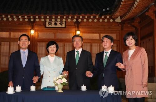 左起依次为正党党鞭朱豪英、正义党党鞭李贞味、韩国总统文在寅、国民之党党鞭安哲秀、共同民主党党鞭秋美爱。（图片来源：韩联社）