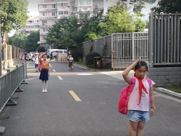 国歌突然响起,这些小学生的反应让人脸红|樱花