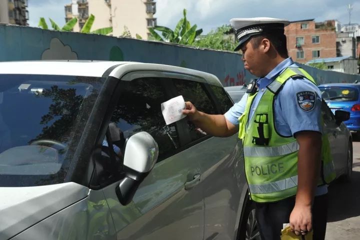 柳州街头出现新骗局！有这个二维码的罚单千万