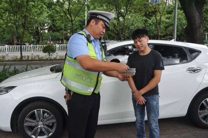 柳州街头出现新骗局！有这个二维码的罚单千万