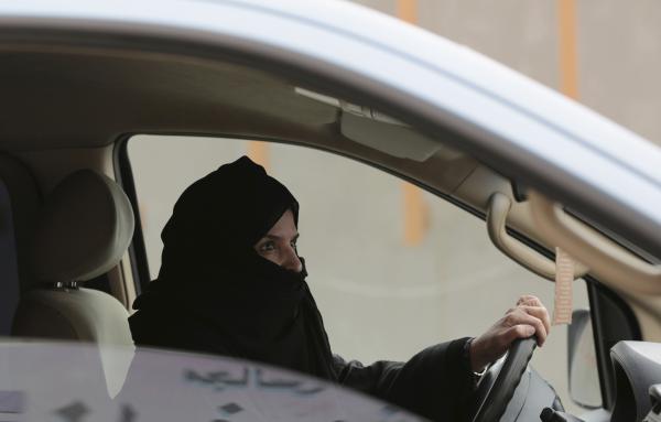 沙特解禁女性驾车 曾有人试图阻挠称伤害卵巢
