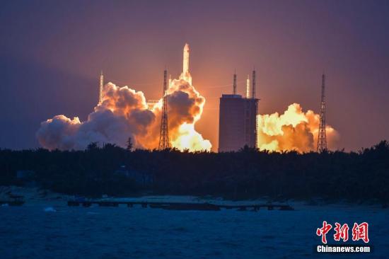 资料图:长征五号遥二运载火箭升空瞬间。<a target='_blank' href='http://www.chinanews.com/'>中新社</a>记者 骆云飞 摄