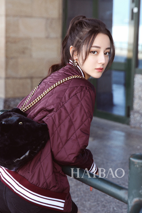 迪丽热巴机场街拍:结束了米兰的首秀之旅,元气