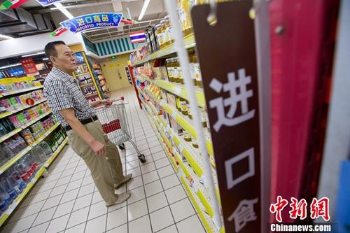 8月8日,山西太原,民众在超市挑选入口商品。中新社记者 张云 摄