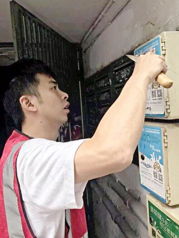 陈浩生前照，清理小区小广告。 社区供图
