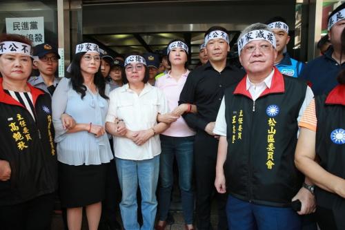 国民党松山区委员会主委王志坚、台北市议员秦慧珠、应晓薇、王鸿薇、钟小平及党工在门口阻挡查封。图片来源:联合报 记者黄义书/摄影
