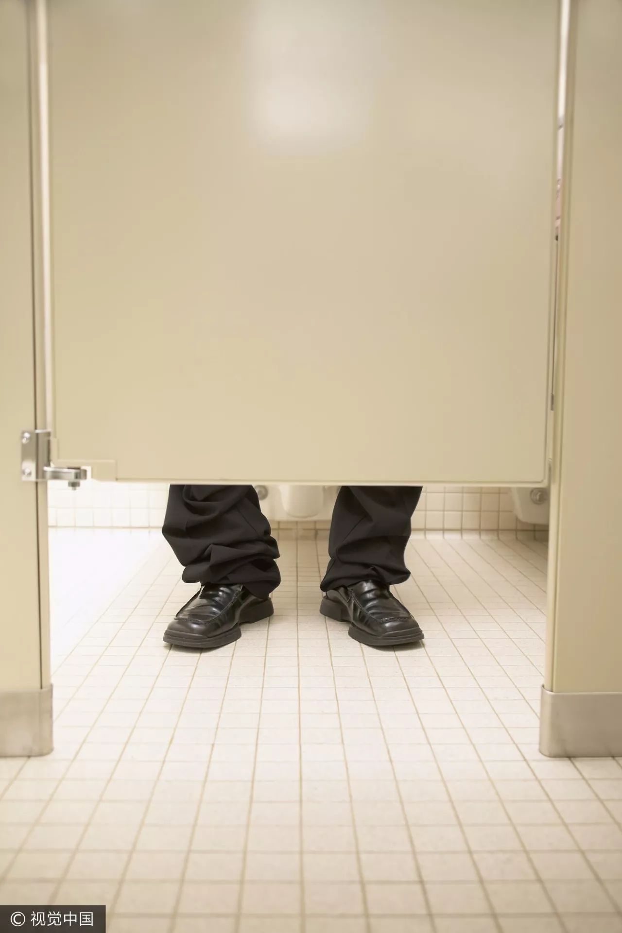 厕所门下面为什么要留缝隙?真相让人大吃一惊