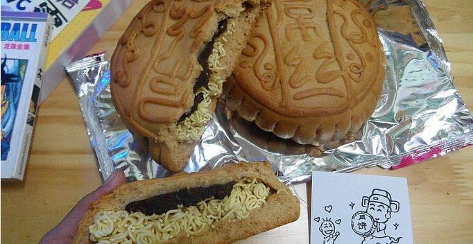 牛蛙、韭菜、方便面、金嗓子……月饼馅太不正经了,来块儿天津老味月饼压压惊吧|月饼|金嗓子|天津_新浪新闻