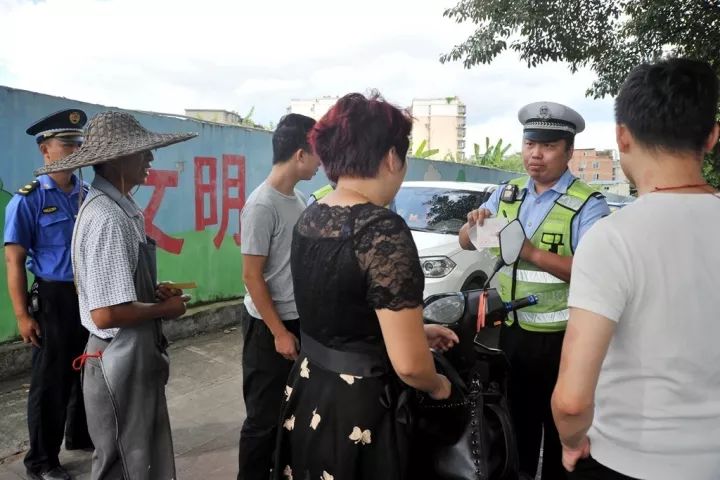 柳州街头出现新骗局！有这个二维码的罚单千万