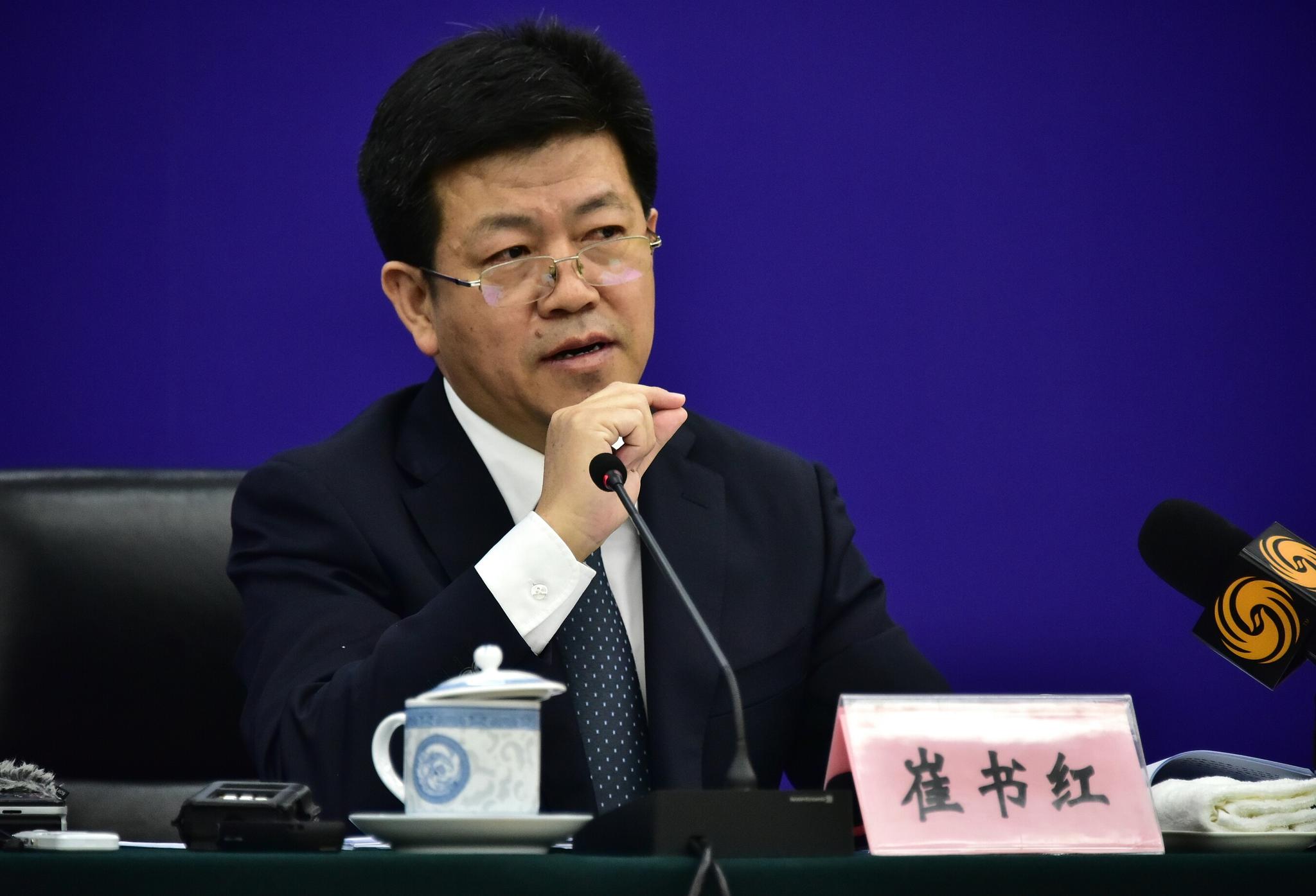　9月27日，环境保护部环境影响评价司司长崔书红向记者介绍有关情况。摄影/章轲