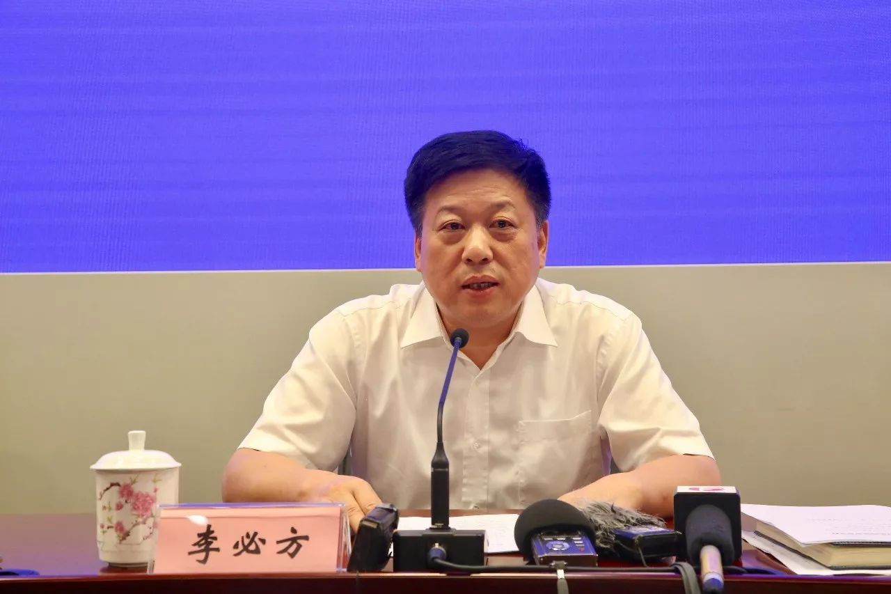 实体经济发展"新闻发布会,省政府副秘书长李必方就相关情况进行发布