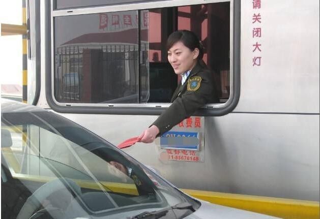 男司机调戏辱骂南平美女收费员,还拍视频上传