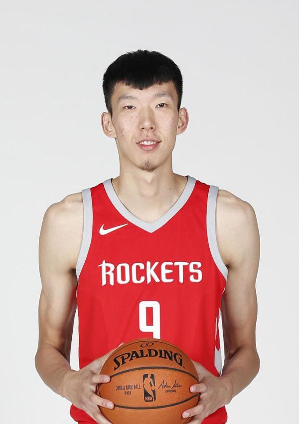 火箭训练营周琦手臂成焦点 比过去壮但还不够
