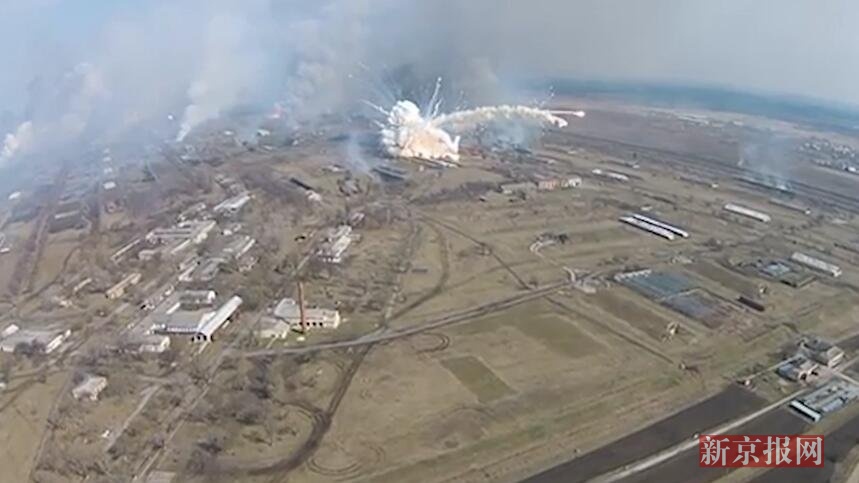 现场:乌克兰一大型军火库发生爆炸 大量弹药飞到空中