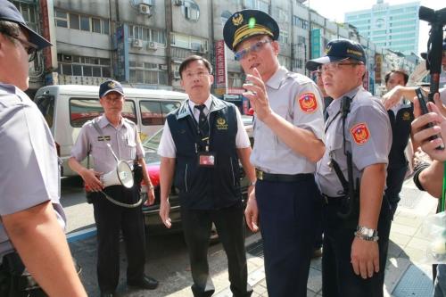 台当局“行政执行署台北分署”执行官黄有文抵达后,先行沟通。虽有支持警力支持,执行人员回报后,暂缓执行查封任务。图片来源:联合报 记者黄义书/摄影