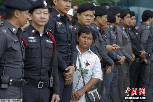 当地时间2016年4月1日，泰国曼谷最高法院外，维护秩序警察。