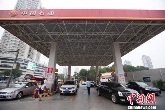 山西太原,车辆正在加油站加油。 张云 摄