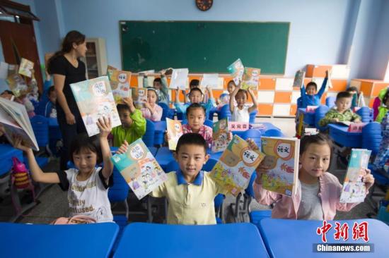 资料图:2017年9月1日,中国教育部统一组织新编的义务教育《道德与法治》、《语文》、《历史》三科教材,在中国所有地区初始年级开始投入使用。张云 摄