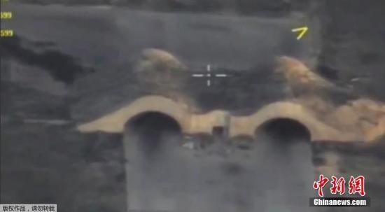 资料图片：叙利亚空军基地遭空袭。