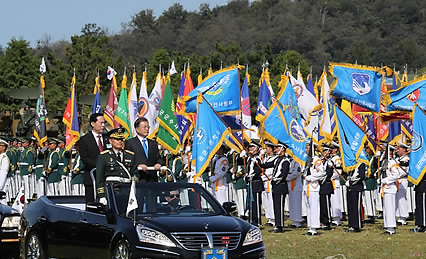 韩国总统文在寅与防长宋永武在“国军日”纪念活动上乘车检阅部队。（图片来源：韩联社）