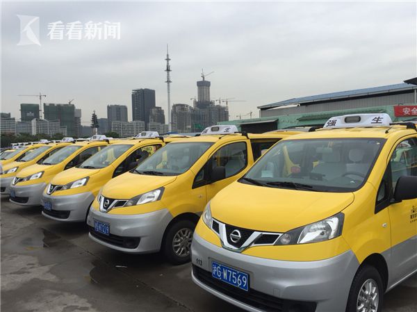 出租车行业加入新车投运 司机背后的防劫板全