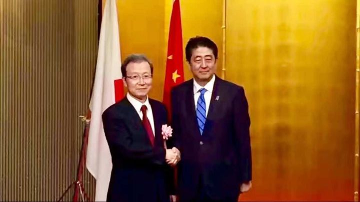  中国驻日本大使程永华与安倍首相在会场入口处合影。