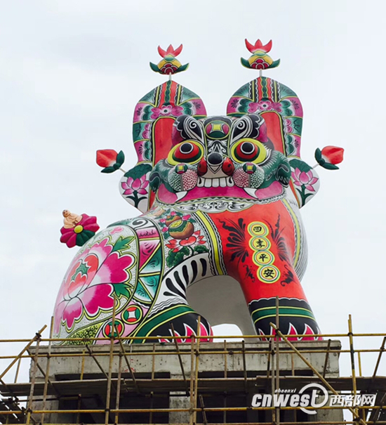 　　巨型泥塑坐虎亮相泥塑第一村六營村。